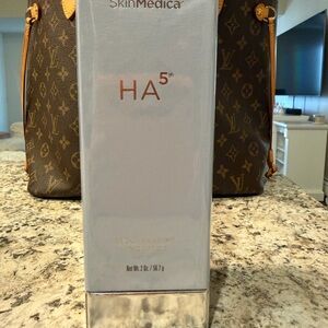 SkinMedica Hydrating Skincare Box - White & Silver